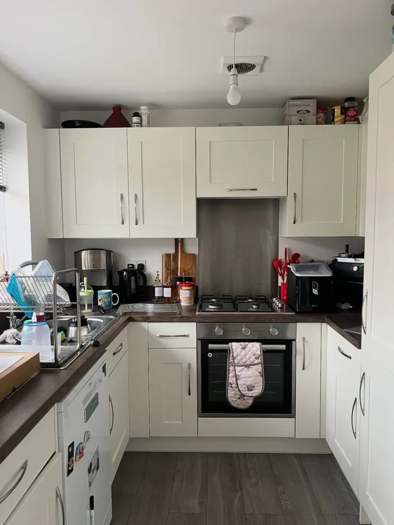Cream Shaker Cabinets for a Simple Bright Kitchen