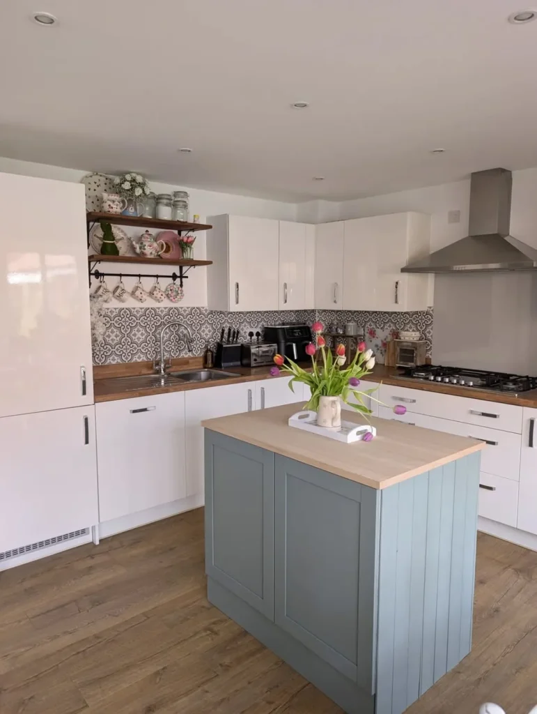 Small Kitchen Island Ideas for a Bright Layout