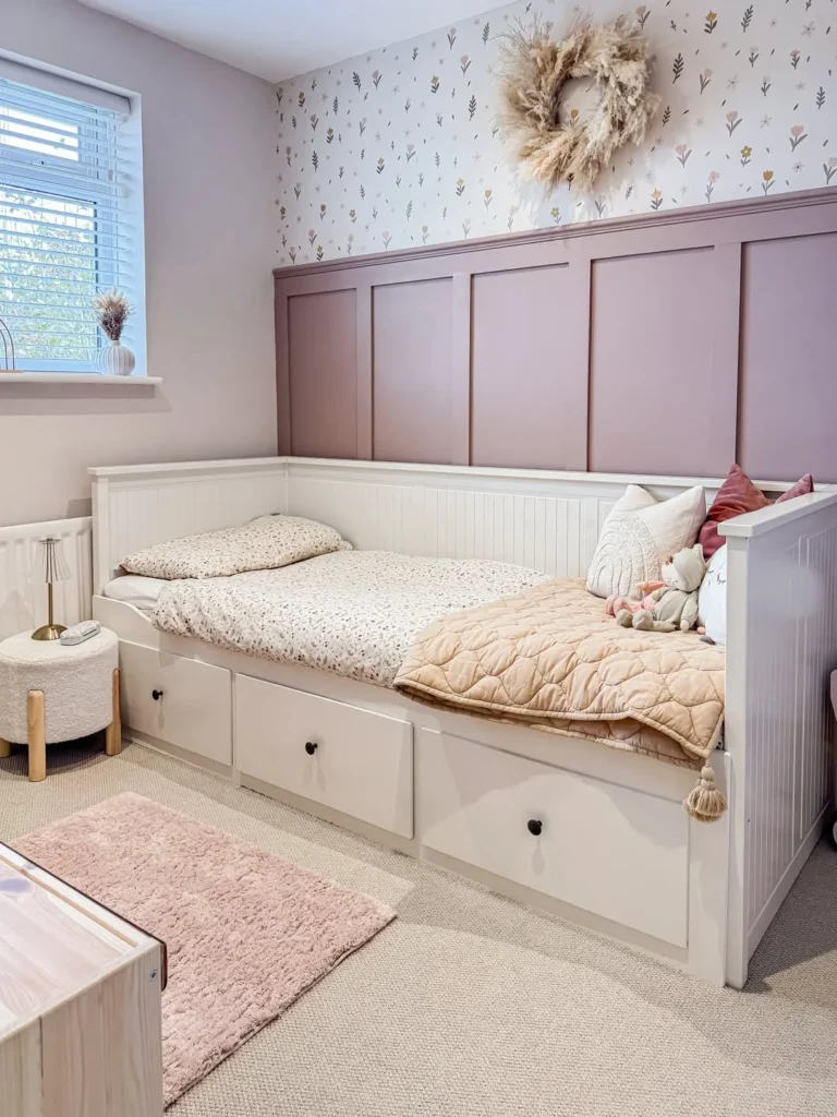 Daybed With Storage Drawers for a Small Room