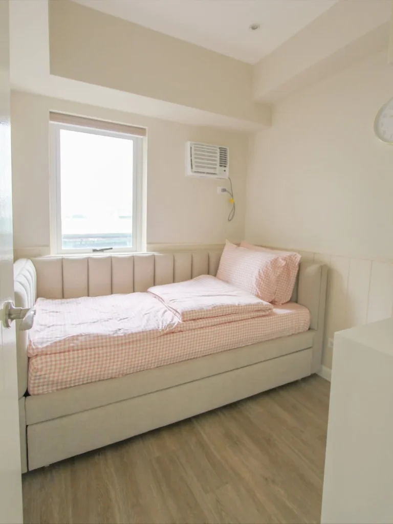 Soft Pink Small Bedroom With Corner Daybed Design