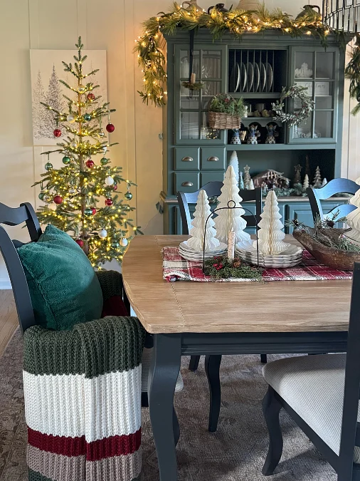 A Cozy Christmas Dining Room